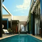 R Hotel Kingston