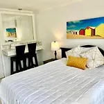 Colony Club Inn & Suites