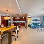 Incredible 3 Bedroom Penthouse W Bbq & Jacuzzi