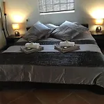 Les Pieds Dans L\'Eau Face Au Lagon - Le Bel Instant