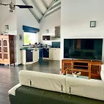 Villa Vaitea, Piscine, Vue Mer, 3 Chambres, Secteur Ferry