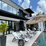 Casa Black And White Frente Al Mar