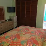 Eldemire\'S Tropical Island Inn
