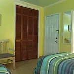 Eldemire\'S Tropical Island Inn