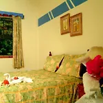 Tropical Breeze Guesthouse And Furnished Apartments