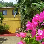 La Familia Guest House And Natural Farm