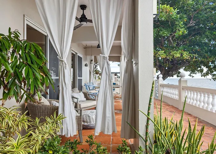 Tres Sirenas Beach Inn