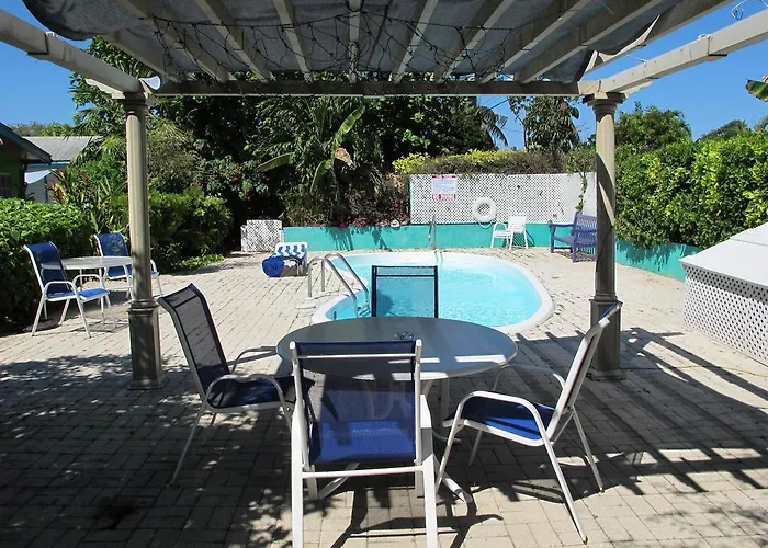 Eldemire\'S Tropical Island Inn