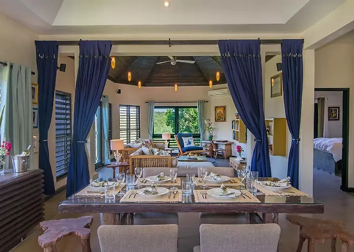 Luxury Villa Sleeps 6, Beach Access, Montego Bay