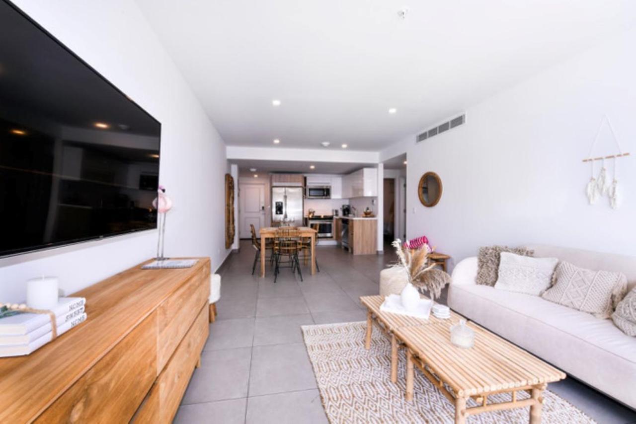 Apartment Stylish Luxury Condo, Location, Ocean View, Pool, Gym Oranjestad