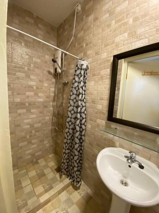 Apartment Spacious Minutes From The *