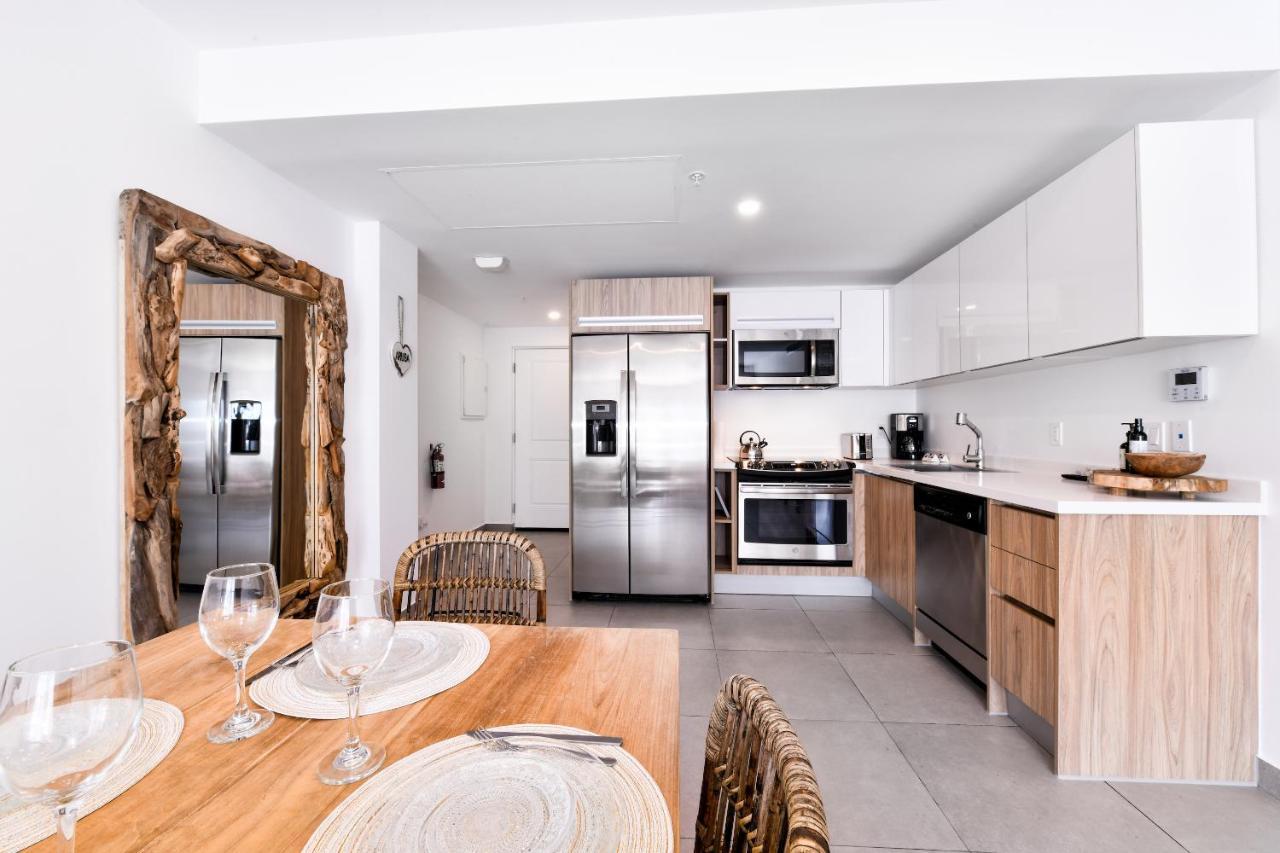 Stylish Luxury Condo, Location, Ocean View, Pool Apartment *