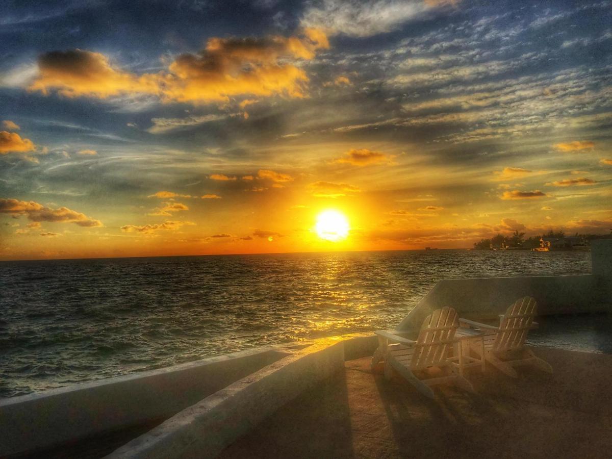 Water's Edge - Oceanfront With Private Pool Holiday home Nassau