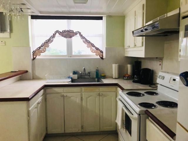 Hastings Central 3d Studio Apt Opp Beach Apartamento