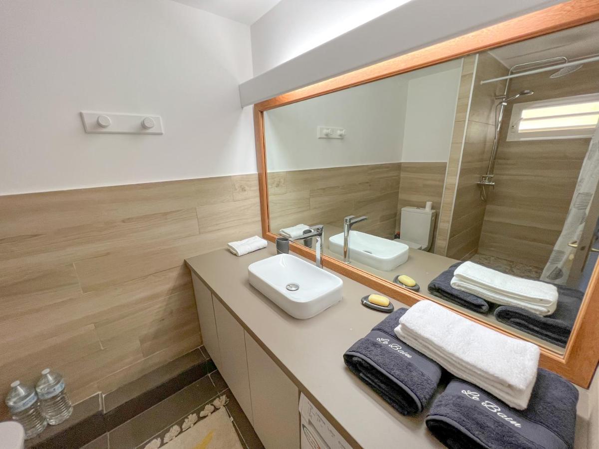 Front Line Unit 520 Ft2 - 48 M2, On Second Floor, Stunning Ocean View * Cul de Sac