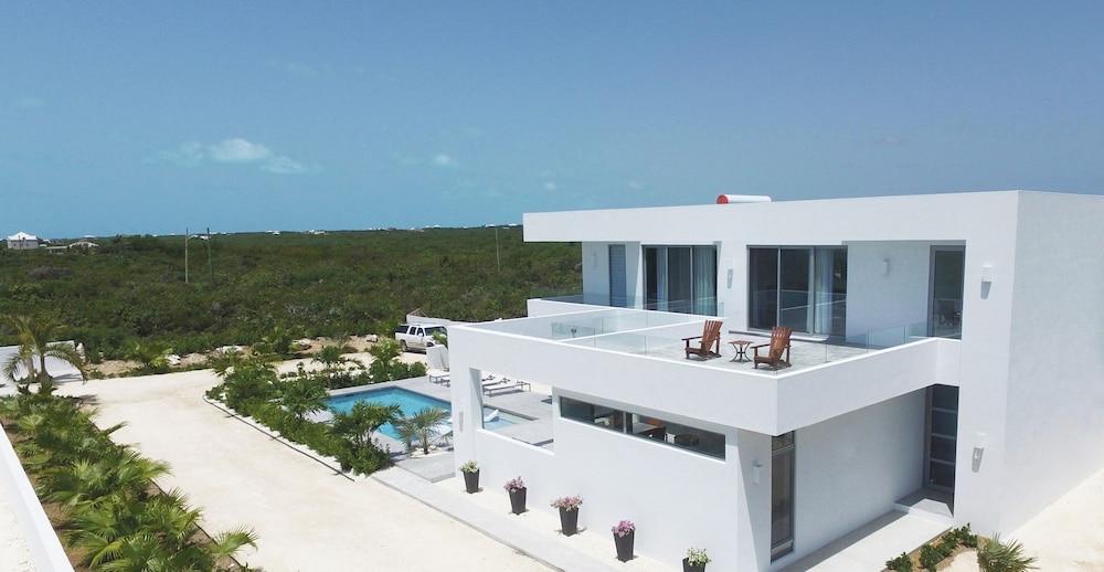 White - 2-bedroom Private - V6 Villa