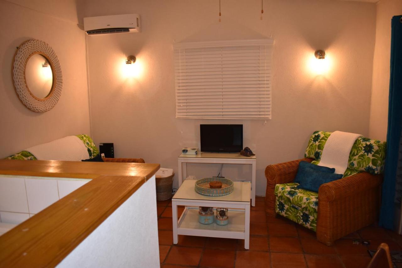 Flamboyant Beach House Holiday home Saint James