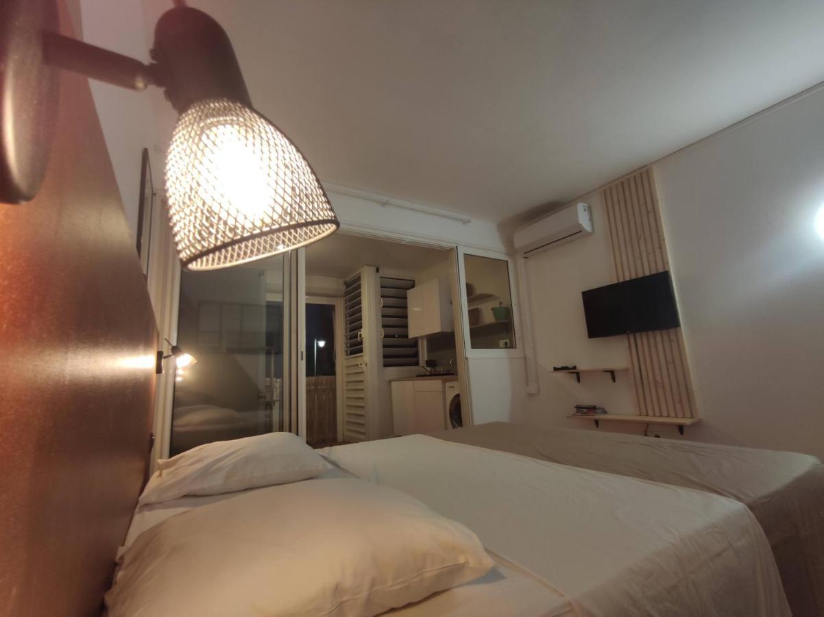 Kukumi's Anse Des Rochers Apartment *