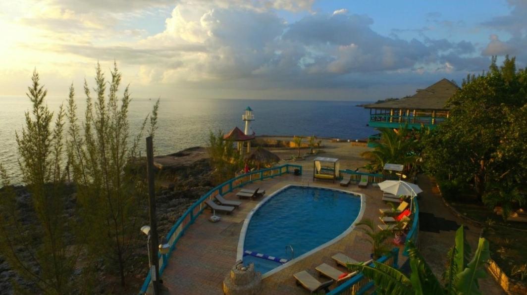Ocean & Sun & Hotel Negril