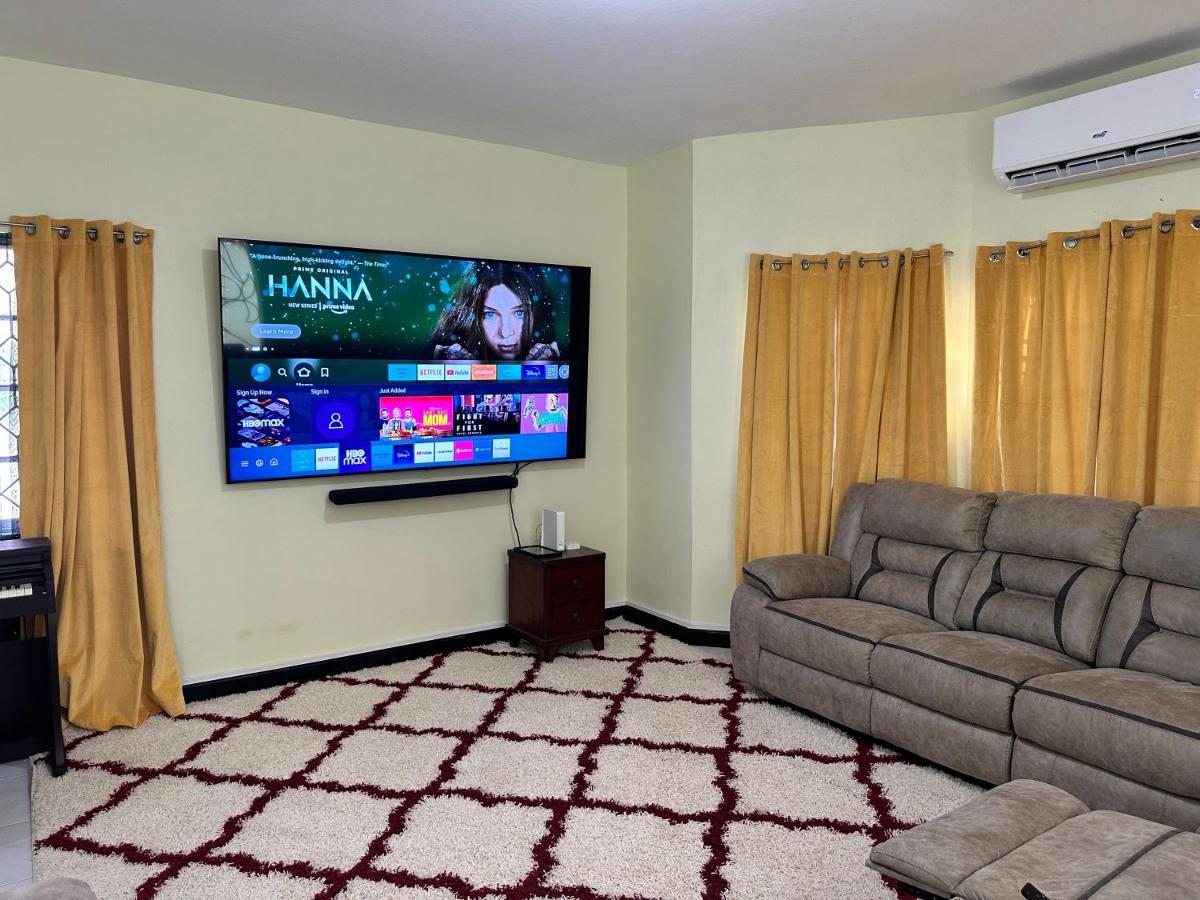 A Luxurious 4-bedroom Private With Games Room, Theatre & Modern Art Pousada Montego Bay