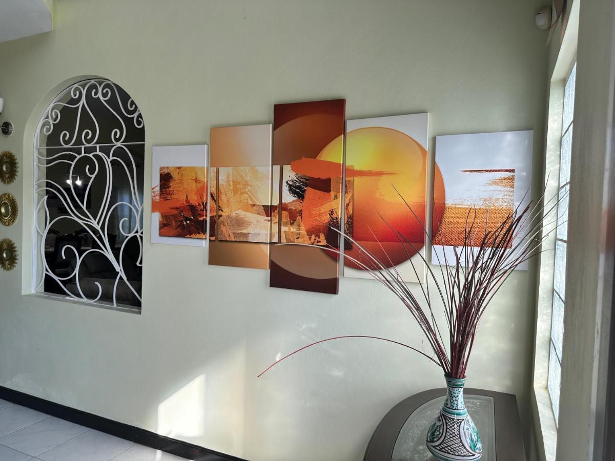 A Luxurious 4-bedroom Private With Games Room, Theatre & Modern Art * Montego Bay