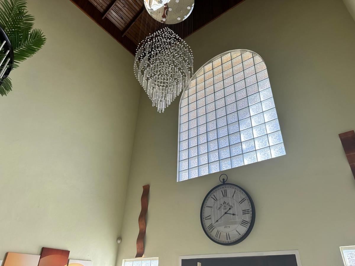 A Luxurious 4-bedroom Private With Games Room, Theatre & Modern Art *