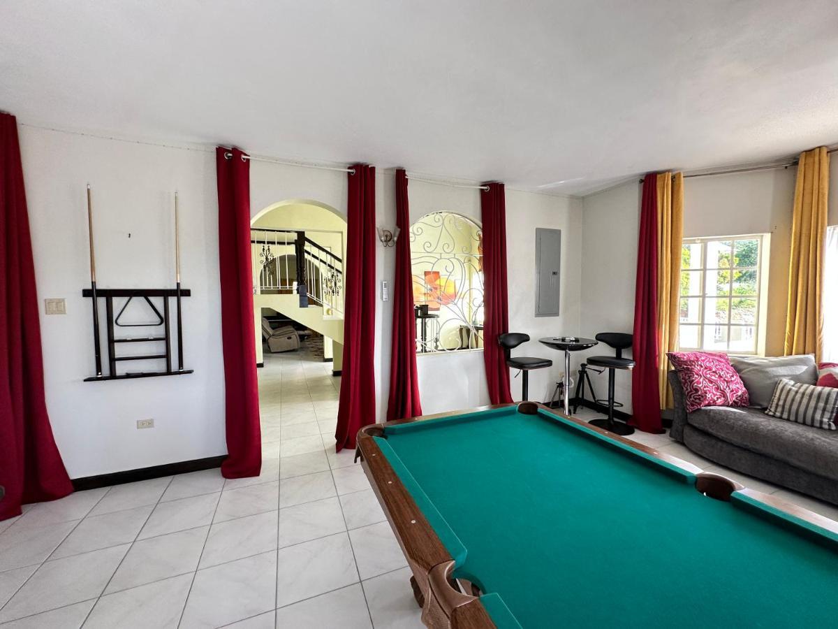 A Luxurious 4-bedroom Private With Games Room, Theatre & Modern Art * Montego Bay