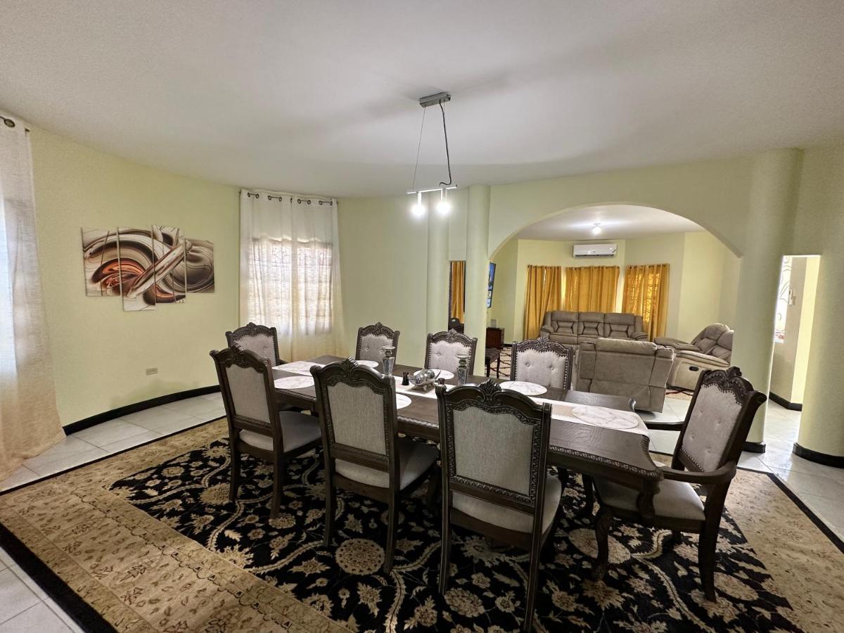 A Luxurious 4-bedroom Private With Games Room, Theatre & Modern Art Pousada *