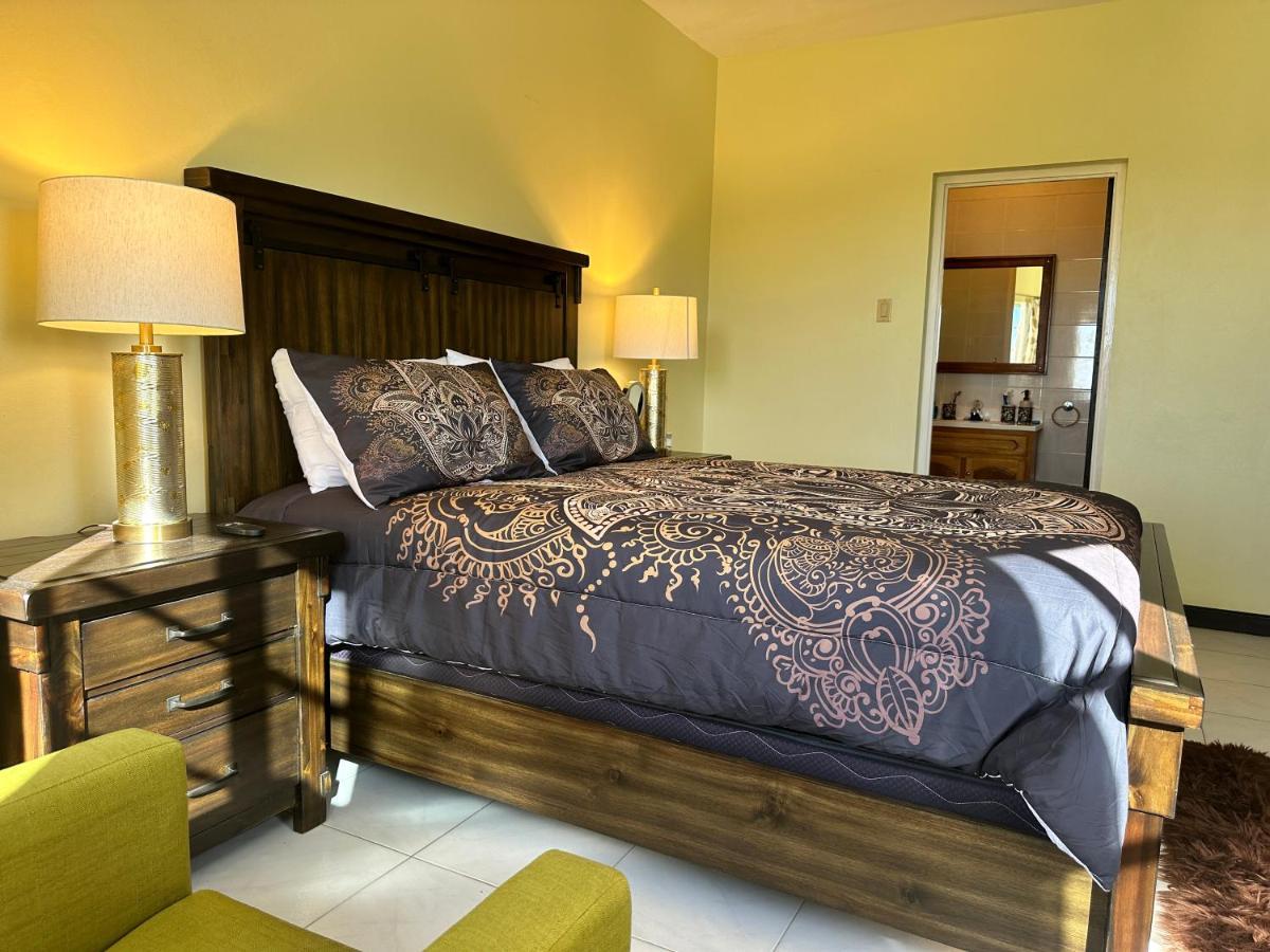 A Luxurious 4-bedroom Private With Games Room, Theatre & Modern Art Montego Bay