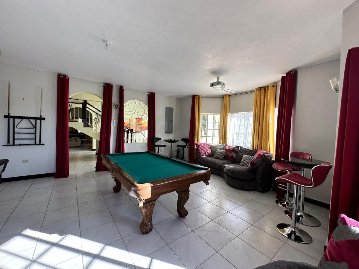 Pousada A Luxurious 4-bedroom Private With Games Room, Theatre & Modern Art