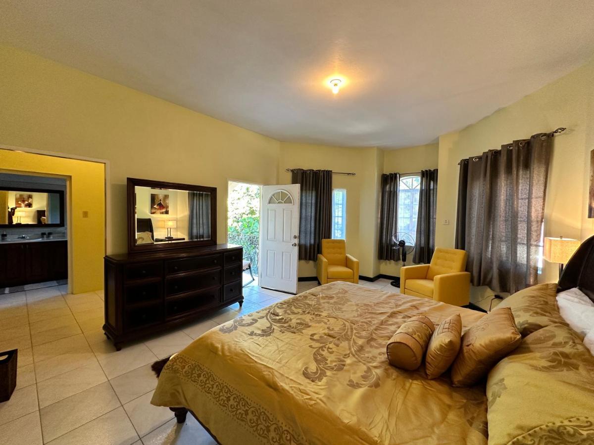 A Luxurious 4-bedroom Private With Games Room, Theatre & Modern Art Pousada Montego Bay