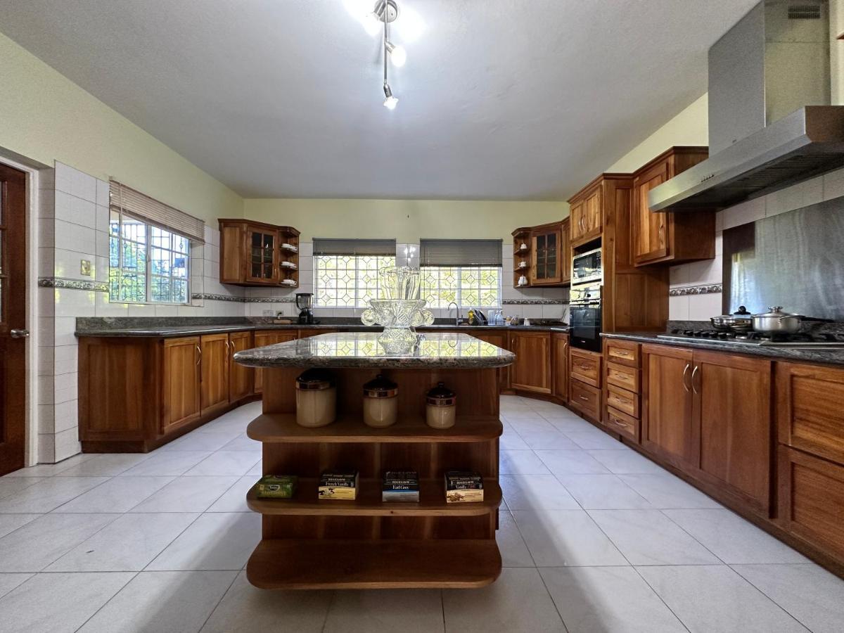 A Luxurious 4-bedroom Private With Games Room, Theatre & Modern Art *