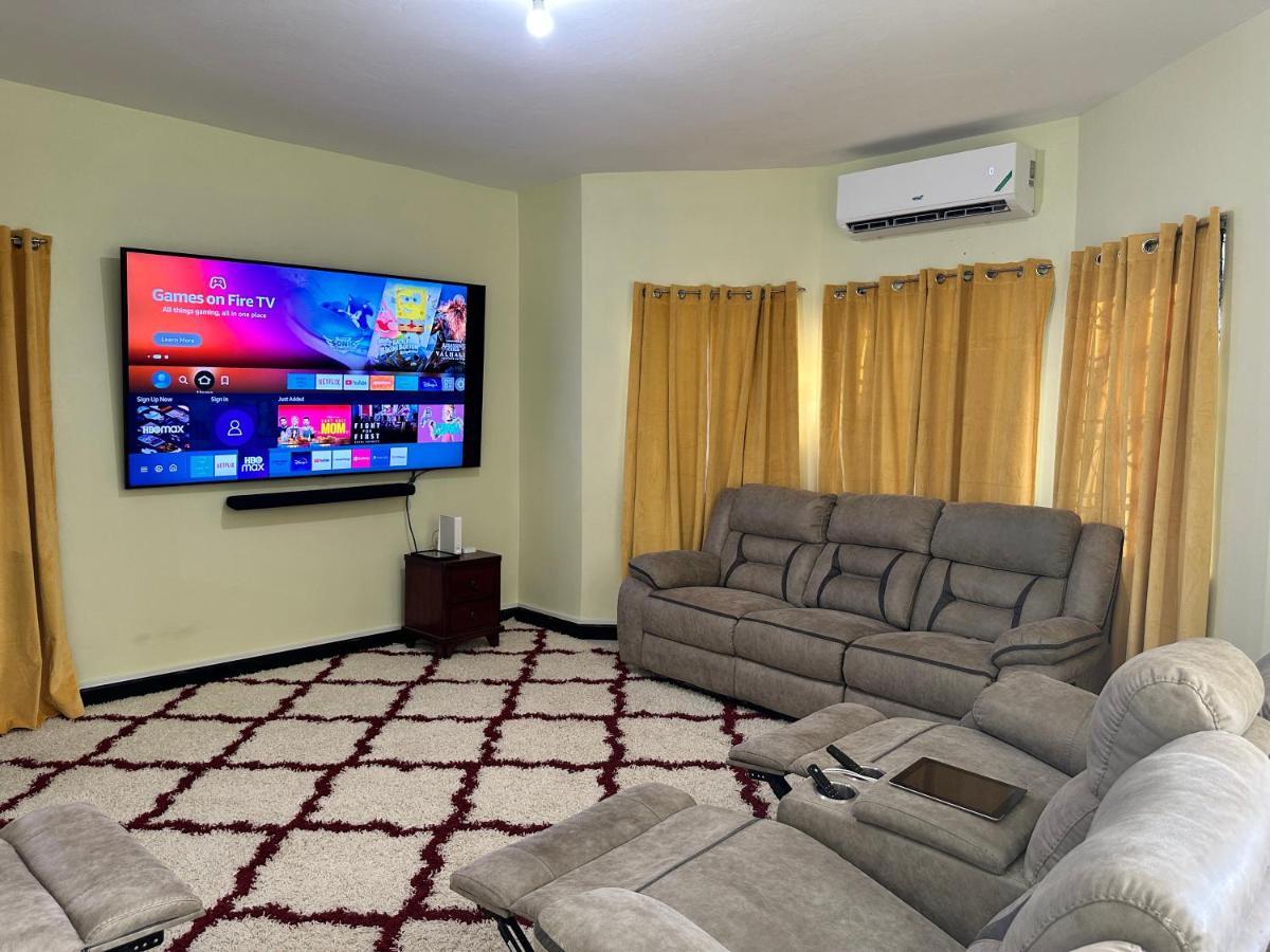 A Luxurious 4-bedroom Private With Games Room, Theatre & Modern Art Pousada Montego Bay