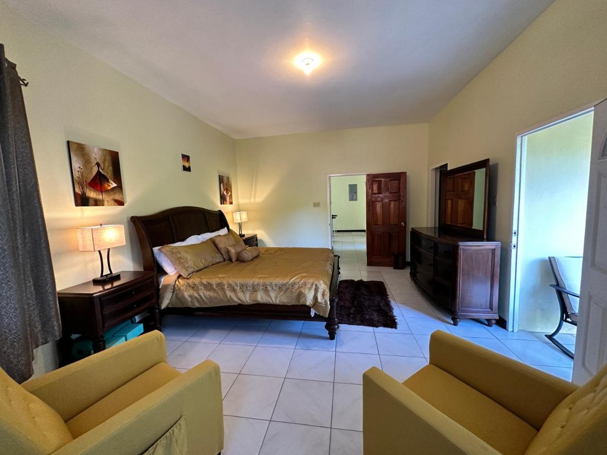 A Luxurious 4-bedroom Private With Games Room, Theatre & Modern Art *