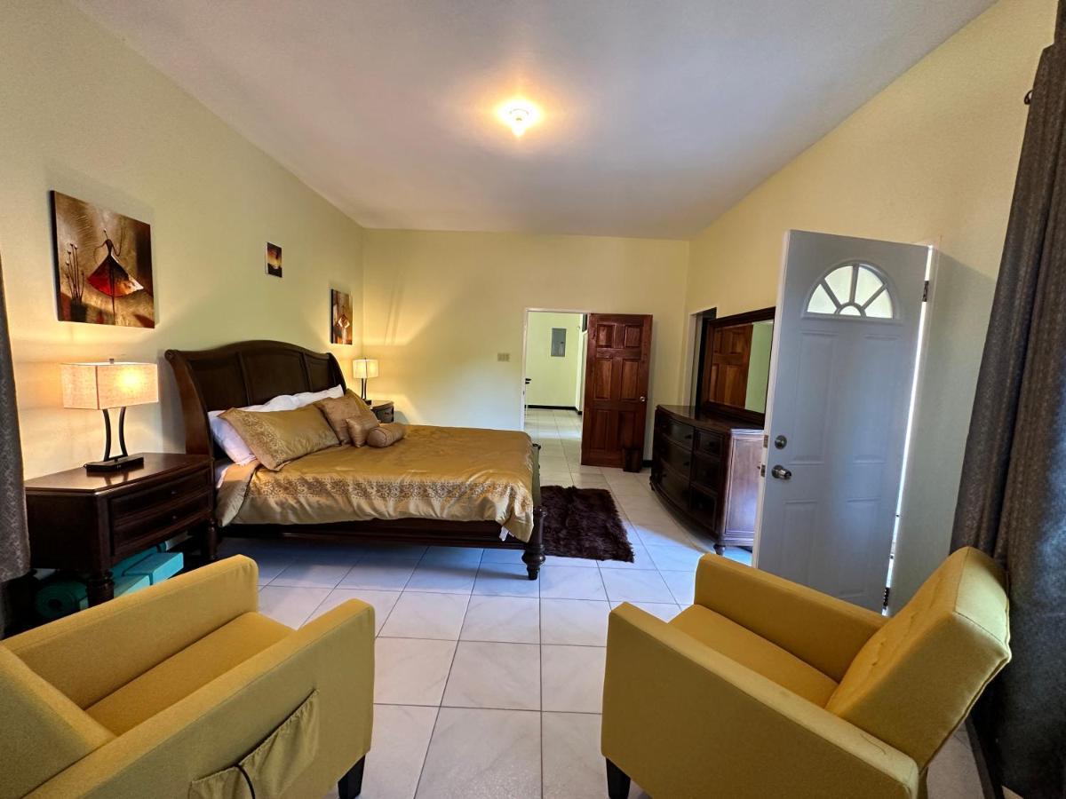 A Luxurious 4-bedroom Private With Games Room, Theatre & Modern Art
