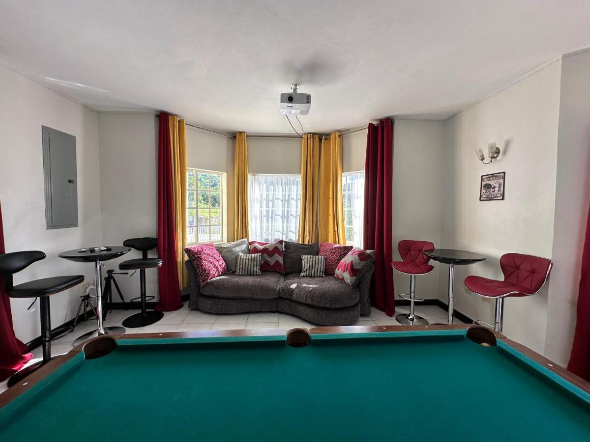 A Luxurious 4-bedroom Private With Games Room, Theatre & Modern Art Pousada Montego Bay