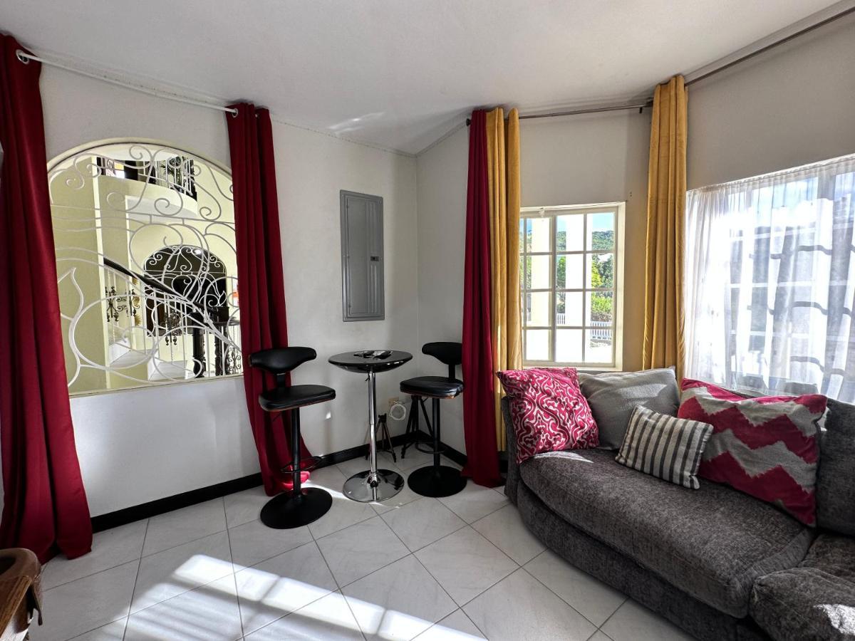 A Luxurious 4-bedroom Private With Games Room, Theatre & Modern Art Pousada *
