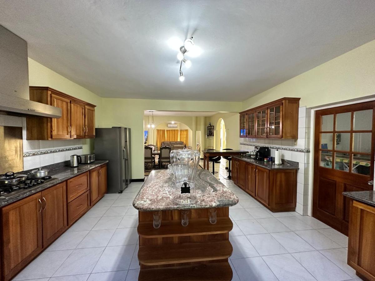 A Luxurious 4-bedroom Private With Games Room, Theatre & Modern Art Pousada Montego Bay