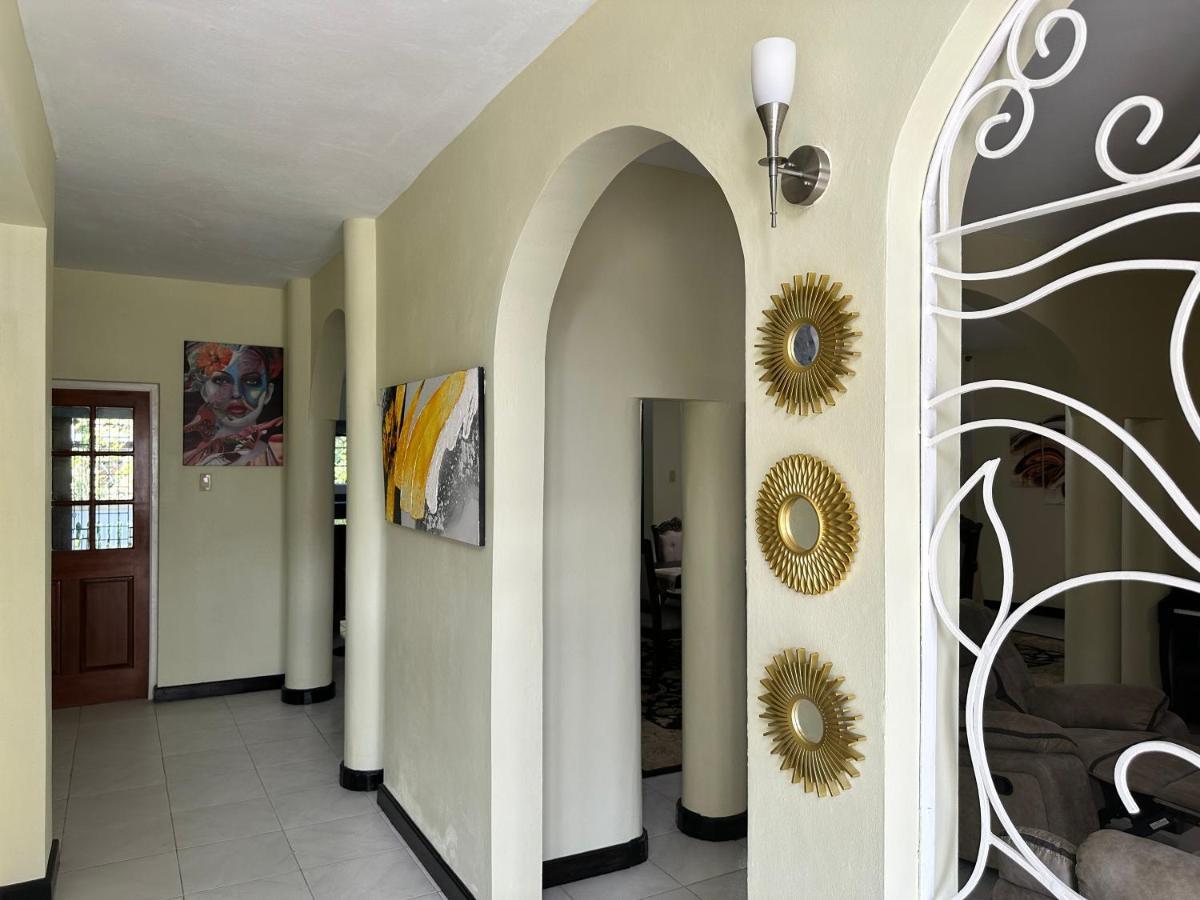 Pousada A Luxurious 4-bedroom Private With Games Room, Theatre & Modern Art Montego Bay