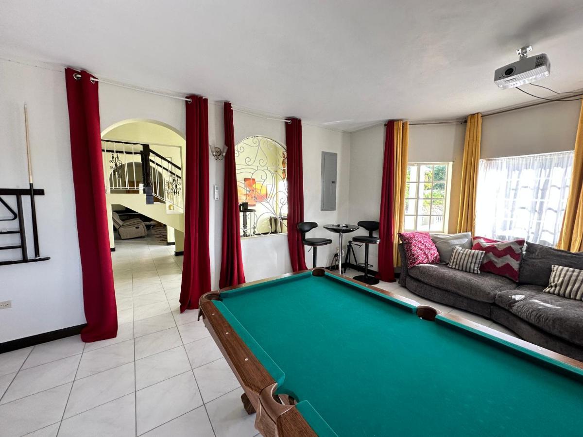 A Luxurious 4-bedroom Private With Games Room, Theatre & Modern Art
