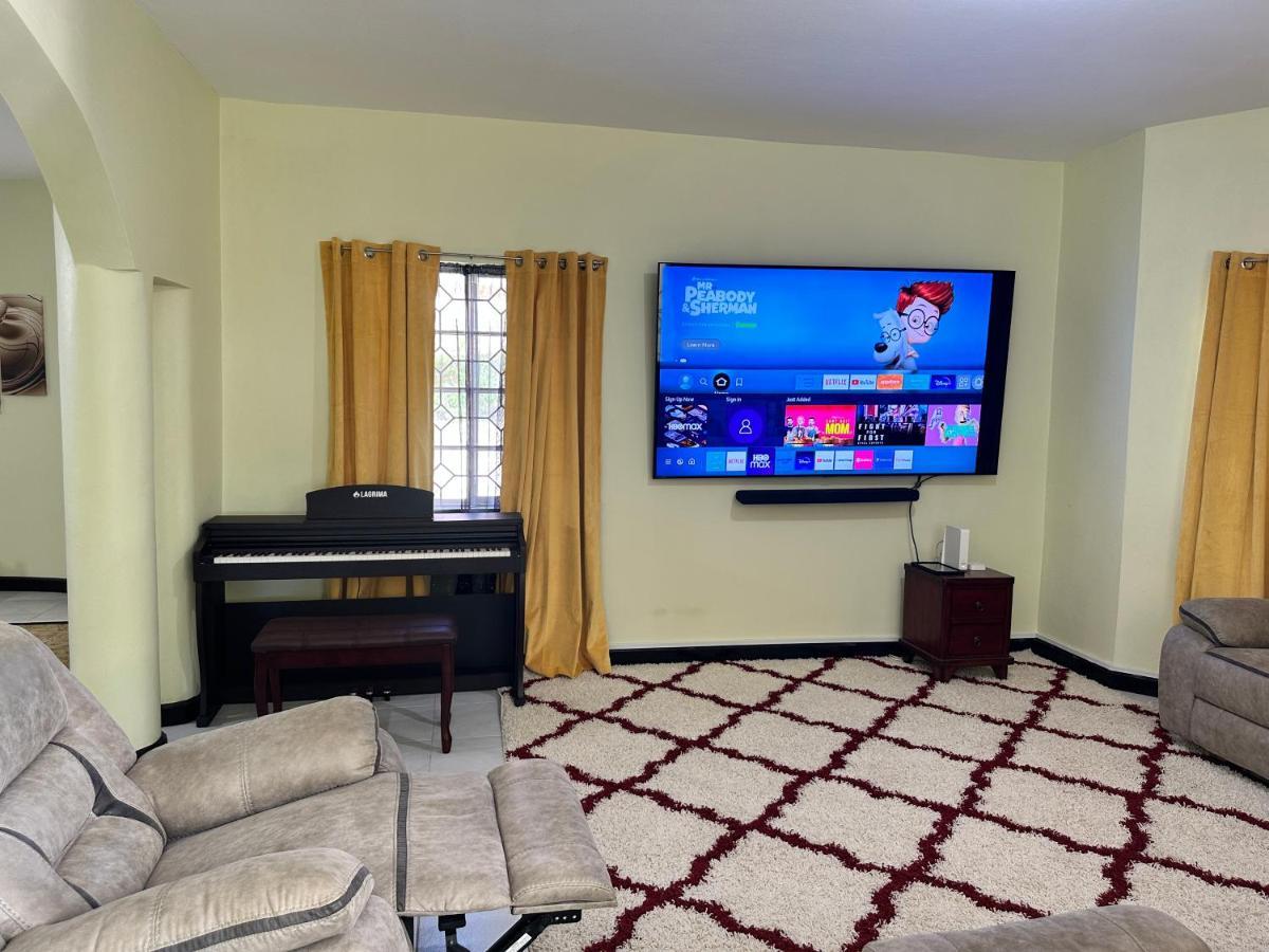A Luxurious 4-bedroom Private With Games Room, Theatre & Modern Art Pousada