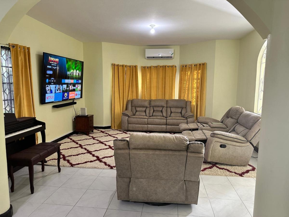 A Luxurious 4-bedroom Private With Games Room, Theatre & Modern Art * Montego Bay