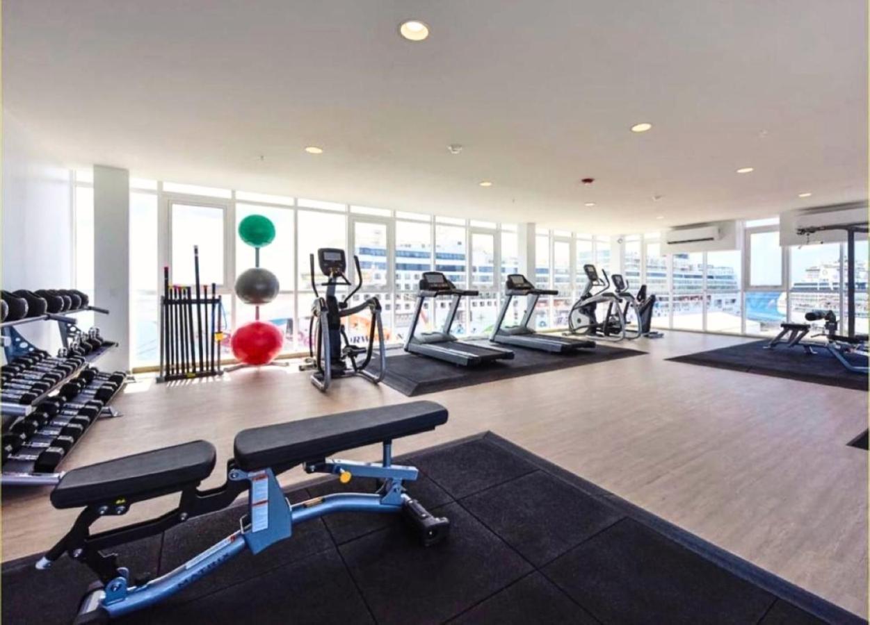 Stylish Luxury Condo, Location, Ocean View, Pool, Gym * Oranjestad