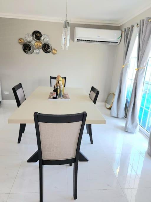Holiday home Brand New Luxurious Townhouse In