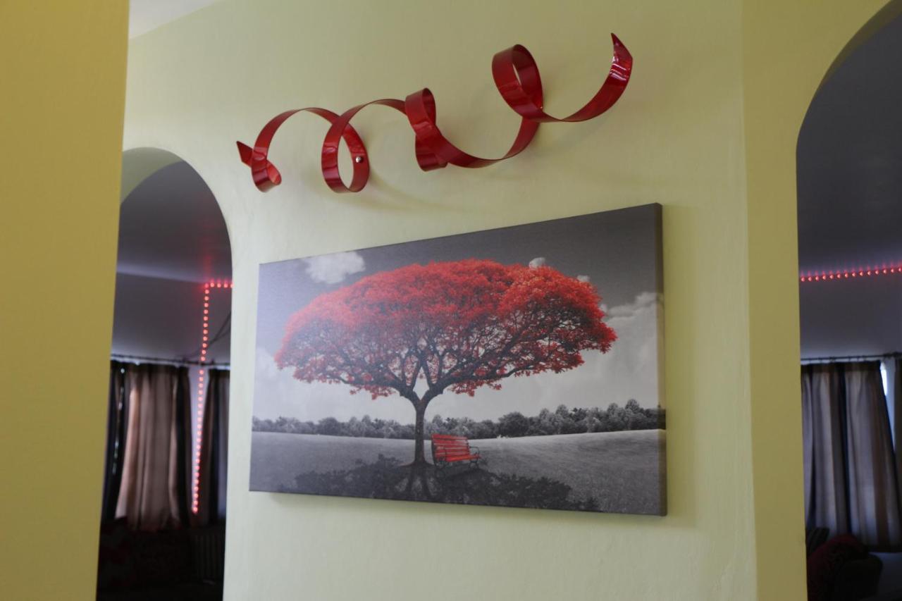 Pousada A Luxurious 4-bedroom Private With Games Room, Theatre & Modern Art Montego Bay