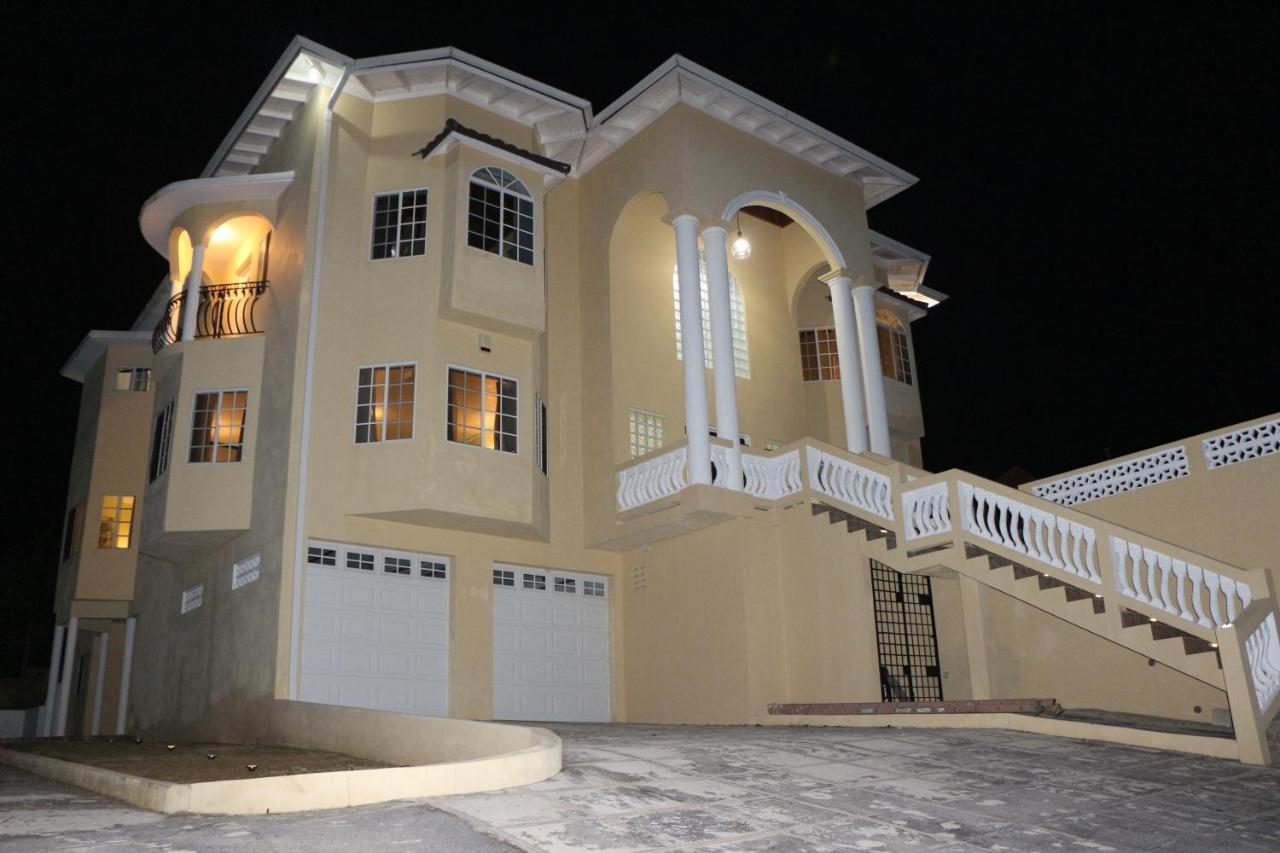 A Luxurious 4-bedroom Private With Games Room, Theatre & Modern Art Pousada *