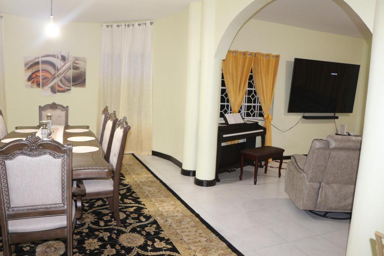 A Luxurious 4-bedroom Private With Games Room, Theatre & Modern Art Pousada Montego Bay