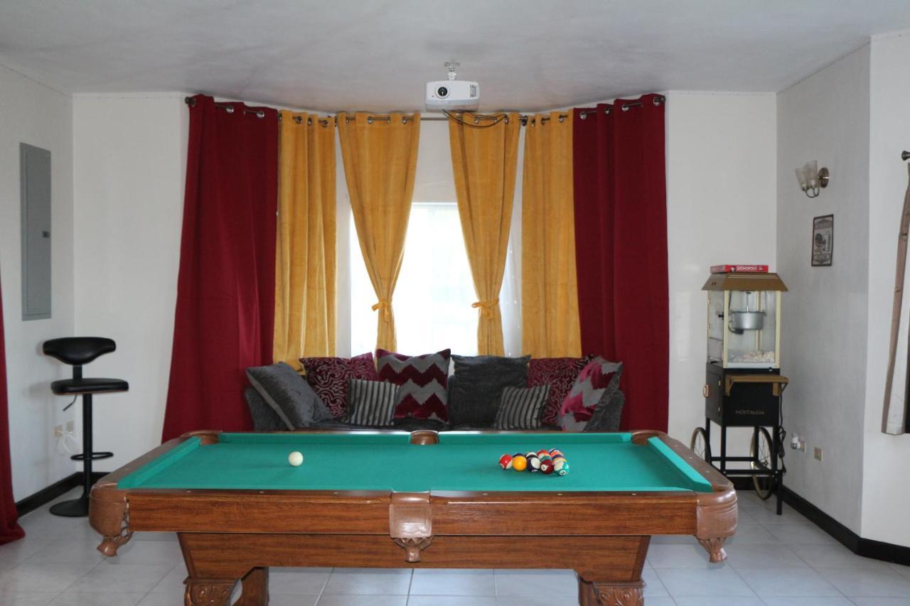A Luxurious 4-bedroom Private With Games Room, Theatre & Modern Art Pousada *