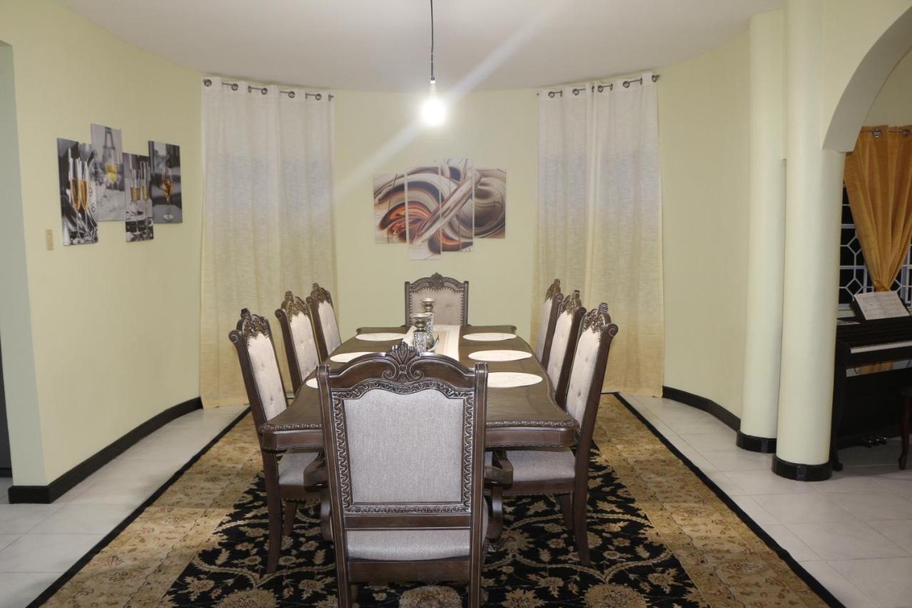 A Luxurious 4-bedroom Private With Games Room, Theatre & Modern Art Pousada *