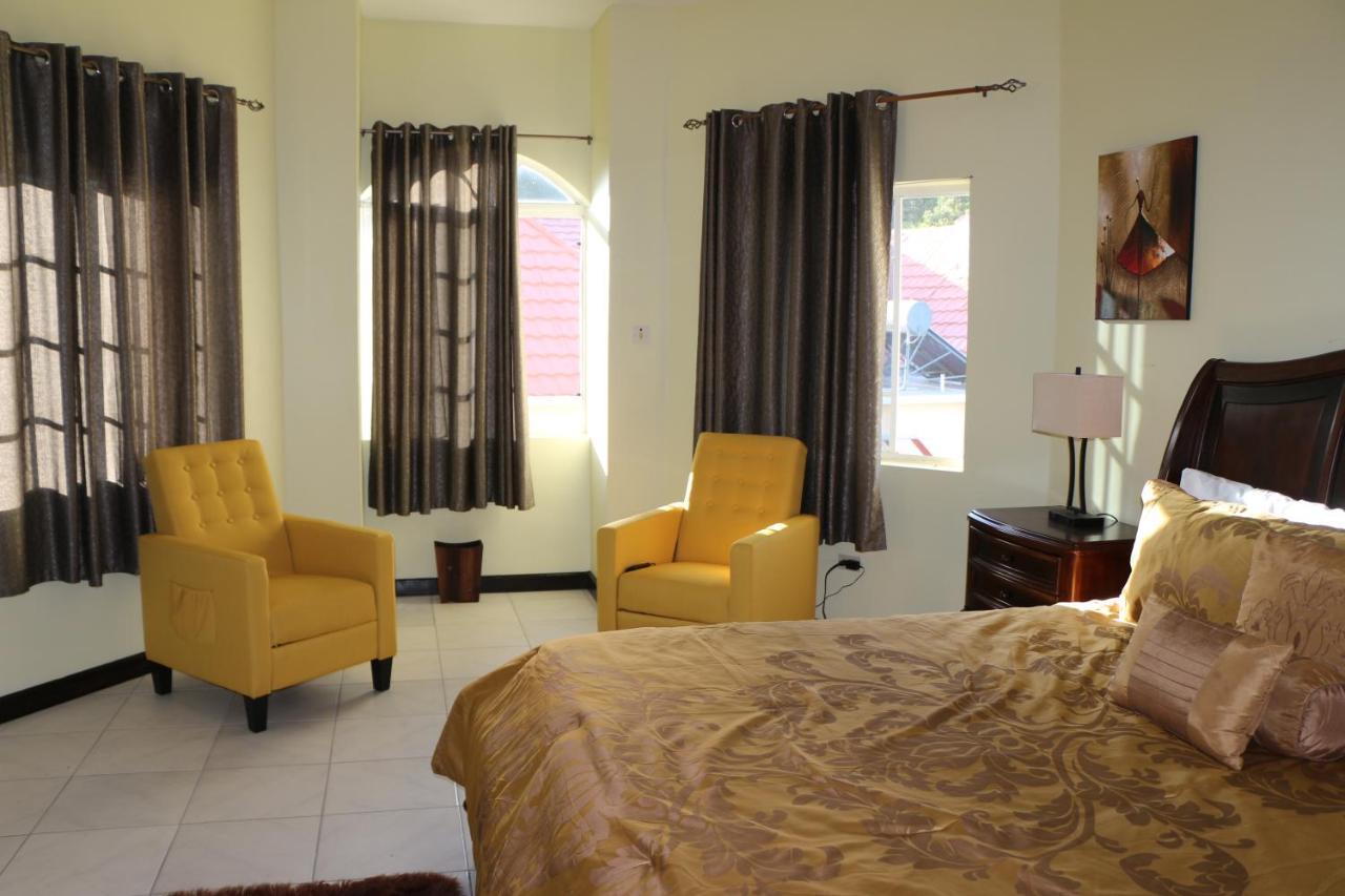 A Luxurious 4-bedroom Private With Games Room, Theatre & Modern Art * Montego Bay